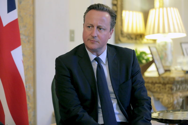 © Reuters. British Prime Minister David Cameron attends a bilateral meeting with New Zealand Prime Minister John Key at the British Embassy in Washington