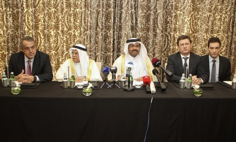 © Reuters. Главы нефтяных министерств России, Катара, Саудовской Аравии и Венесуэлы на пресс-конференции в Дохе