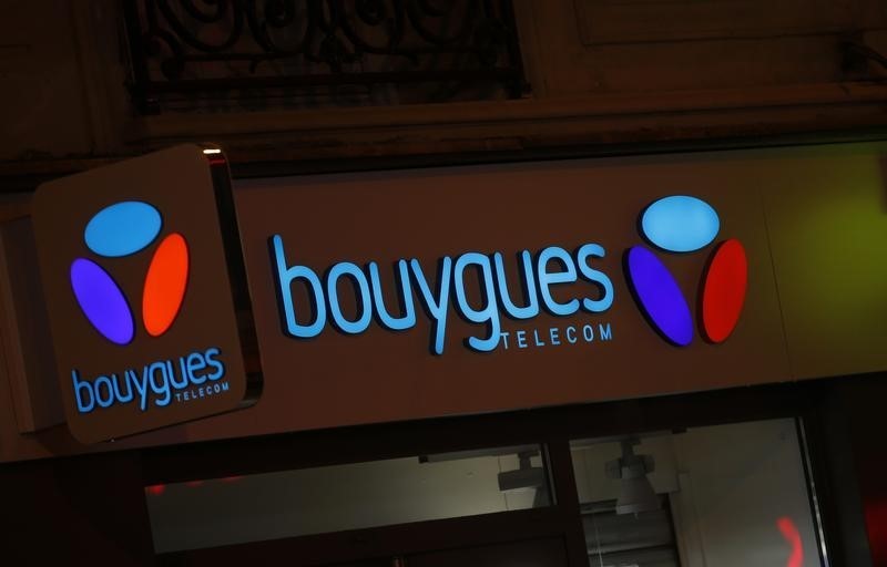 © Reuters. BOUYGUES DANS LE ROUGE À LA MI-SÉANCE À LA BOURSE DE PARIS