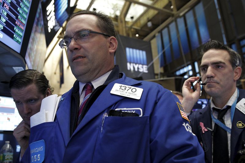 © Reuters. Traders work on the floor of the NYSE 