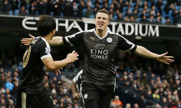 © Reuters. Leicester City's Robert Huth celebrates scoring their third goal