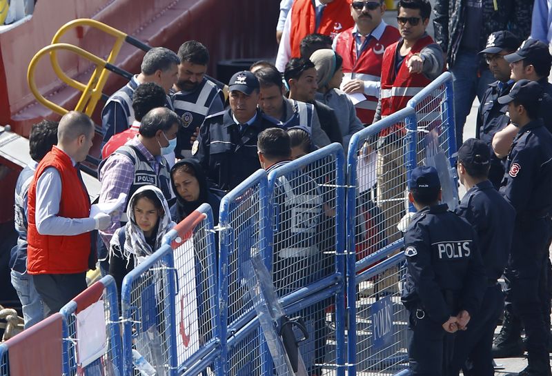 © Reuters. Imigrantes desembarcando na cidade turca de Dikili