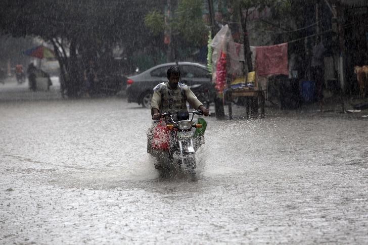 © Reuters. مقتل 55 شخصا على الأقل بسبب السيول شمال باكستان