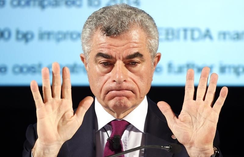 © Reuters. Finmeccanica's CEO Moretti gestures during news conference about 2015's full-year results in Milan