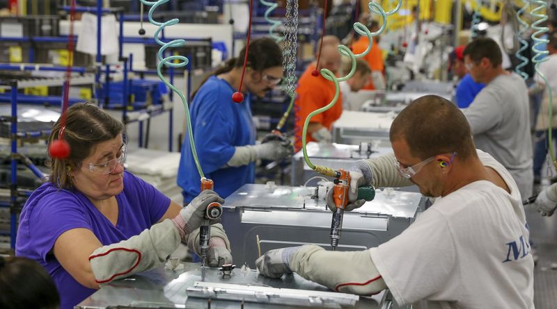 © Reuters. Workers assemble built-in appliances at the Whirlpool manufacturing plant in Cleveland, Tennessee