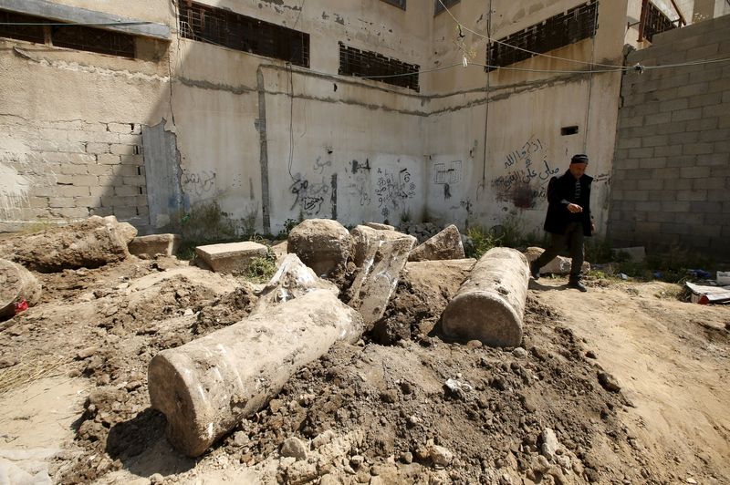 © Reuters. عمال بناء يعثرون على آثار من العصر البيزنطي في غزة