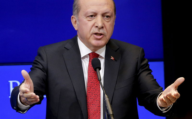 © Reuters. Turkish President Tayyip Erdogan speaks at the Brookings Institute in Washington