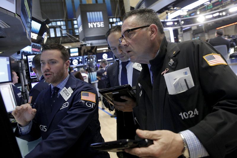 © Reuters. Traders work on the floor of the NYSE 