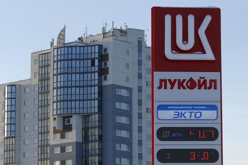 © Reuters. АЗС Лукойла в Когалыме 