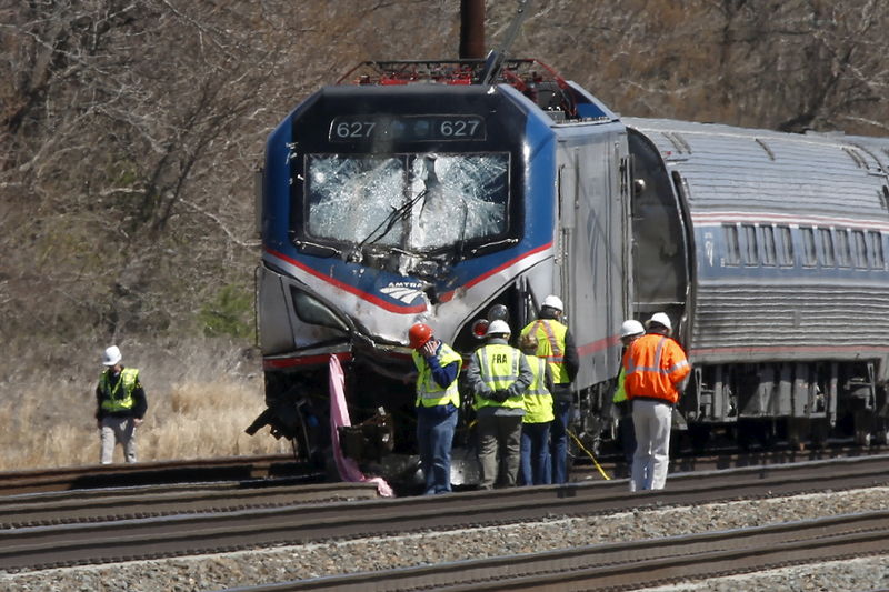 © Reuters. Equipe analisando local do acidente com trem em Chester, EUA