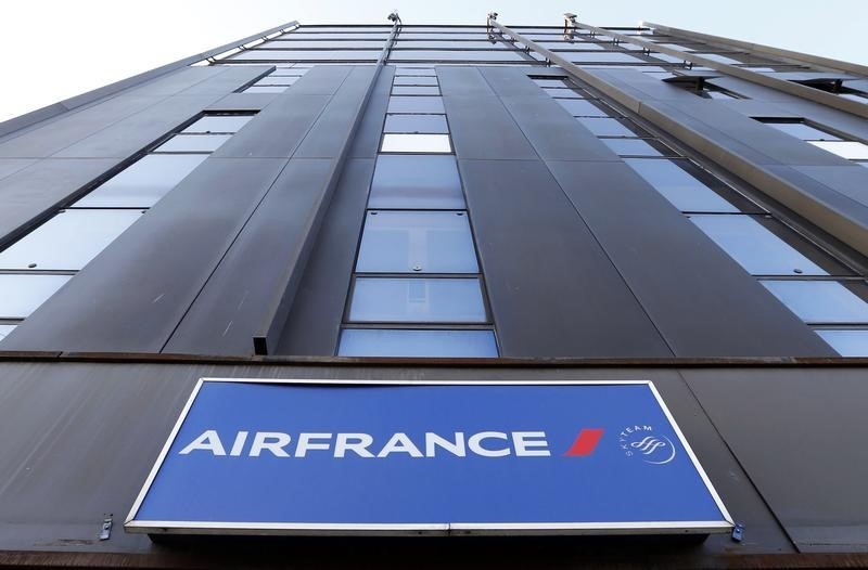 © Reuters. The logo of the French airline compagny Air France is seen is seen at the entrance of a building inToulouse