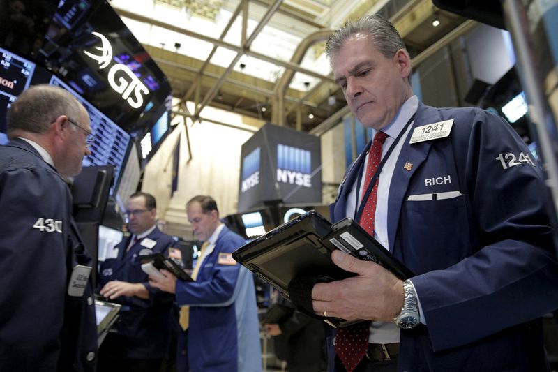 © Reuters. Traders work on the floor of the NYSE 