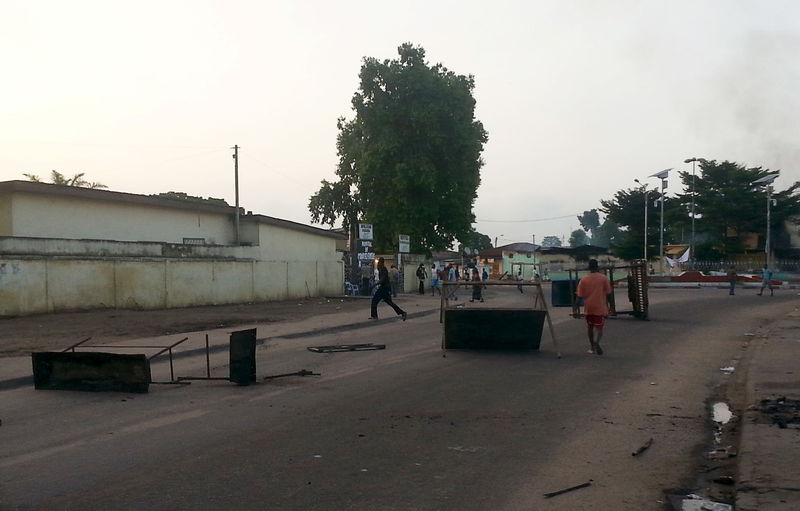 © Reuters. Manifestantes antigoverno montam barricada em rua de Brazzaville