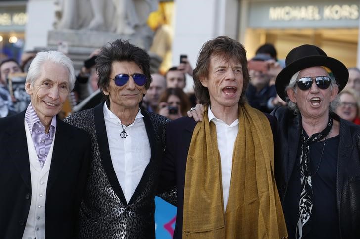 © Reuters. Integrantes dos Rolling Stones chegam a evento sobre exposição em Londres