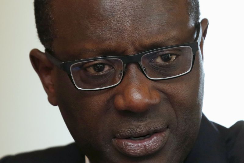 © Reuters. Tidjane Thiam, CEO of Credit Suisse, speaks to reporters during an interview in Hong Kong