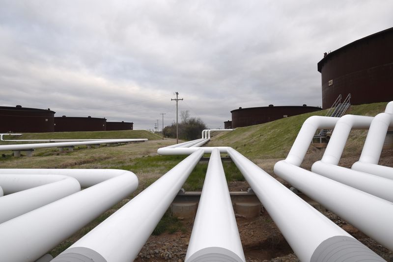 © Reuters. Pipelines run to Enbridge Inc.'s crude oil storage tanks at their tank farm in Cushing