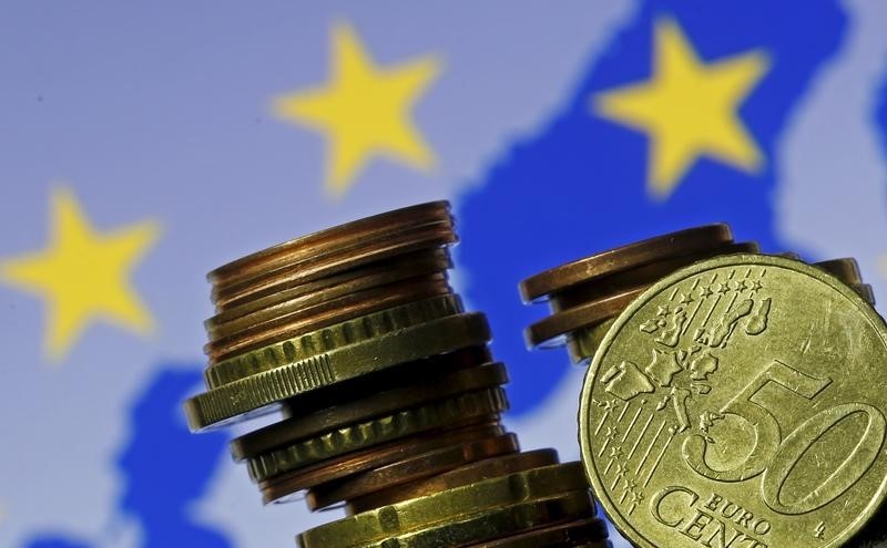 © Reuters. Euro coins are seen in front of displayed flag and map of European Union in this picture illustration taken in Zenica