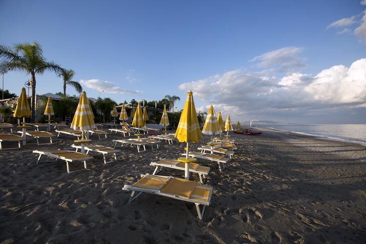 © Reuters. Spiaggia italiana in Calabria.