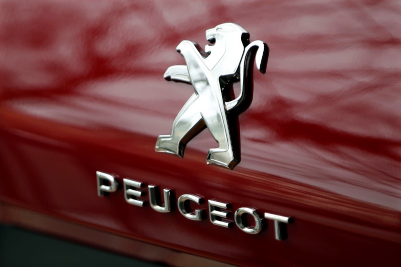 © Reuters. Логотип Peugeot на автомобиле