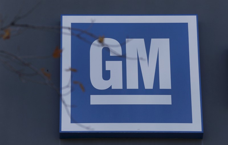 © Reuters. The GM logo is seen at the General Motors Lansing Grand River Assembly Plant in Lansing, 