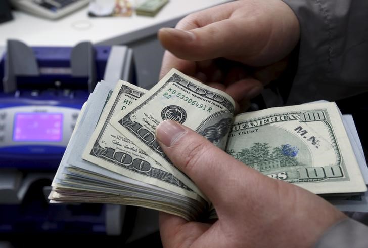 © Reuters. A money changer counts U.S. dollar bills at a currency exchange office in central Istanbul