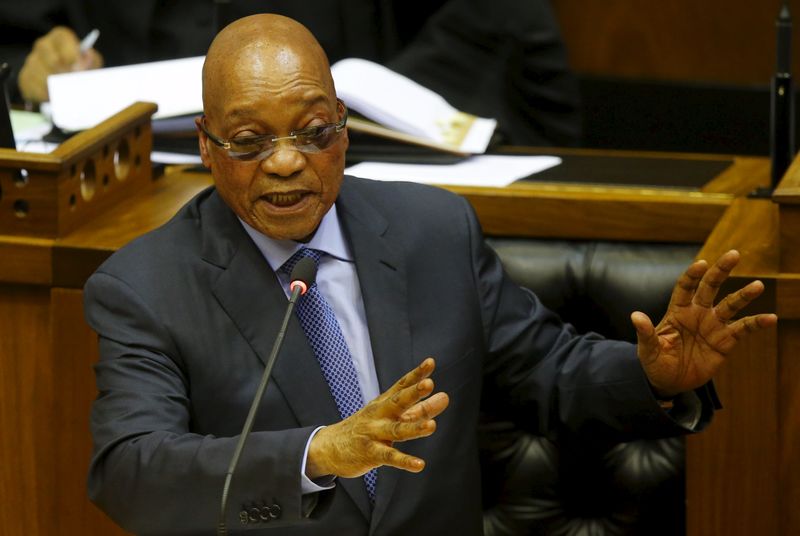 © Reuters. رئيس جنوب أفريقيا يواجه المساءلة والحزب الحاكم يجدد الدعم له