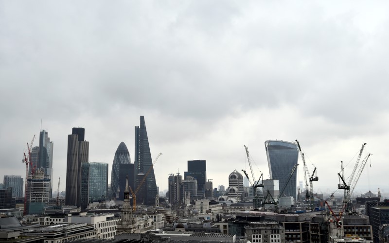 © Reuters. Cranes tower above construction sites in the financial district of the City of London, in Britain