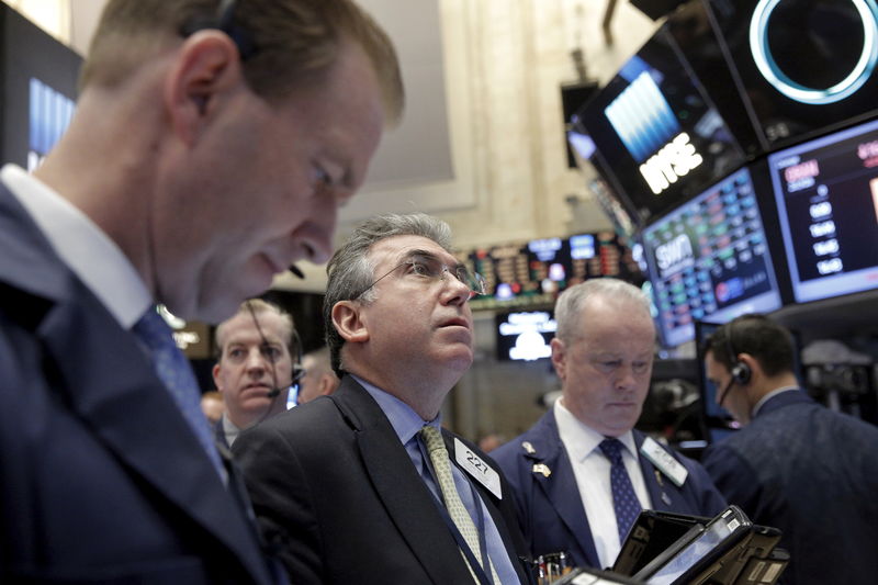 © Reuters. Traders work on the floor of the NYSE 