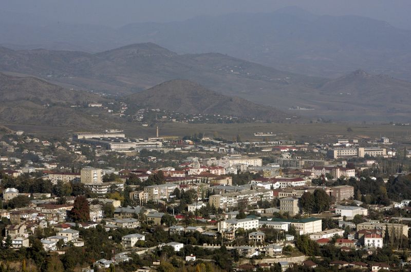 © Reuters. Вид на столицу Нагорного Карабаха Степанакерт 
