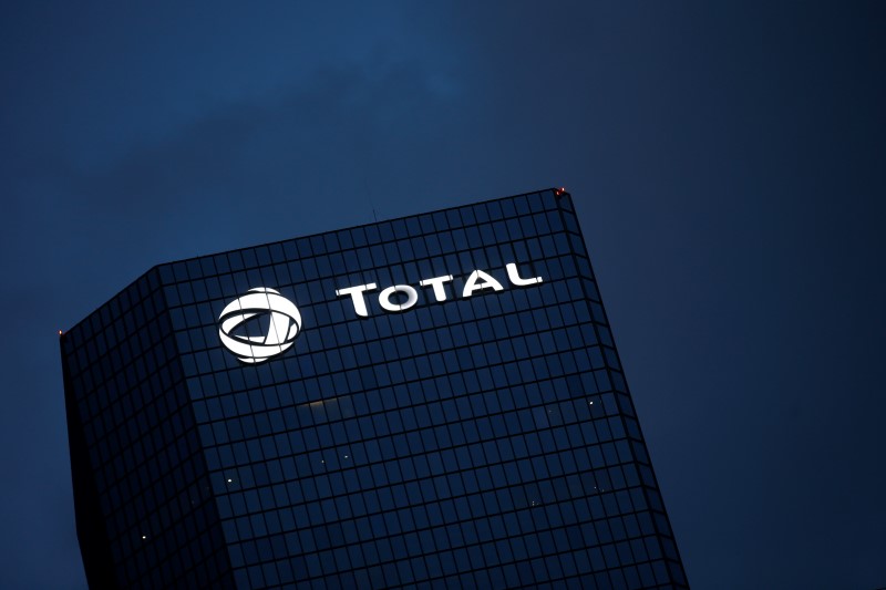 © Reuters. A view shows shows the Total Tower, French oil giant Total headquarters at La Defense business and financial district in Courbevoie near Paris