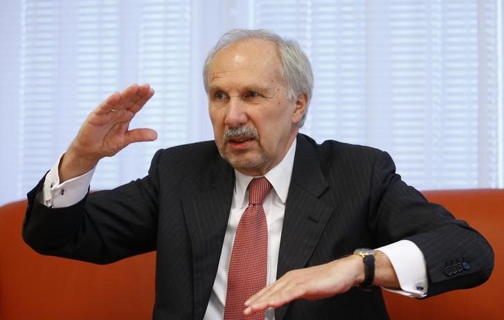 © Reuters. European Central Bank Governing Council member Nowotny addresses a news conference in Vienna