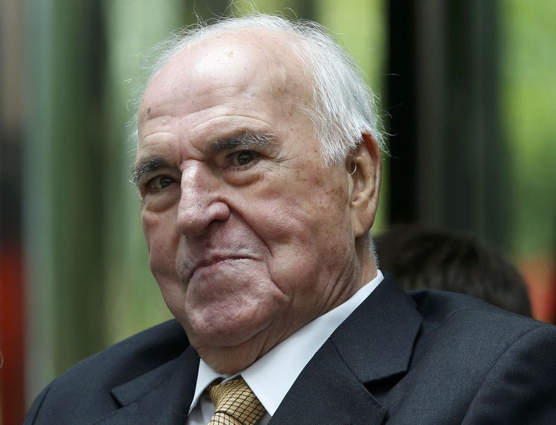 © Reuters. German former chancellor Helmut Kohl attends unveiling ceremony in Berlin