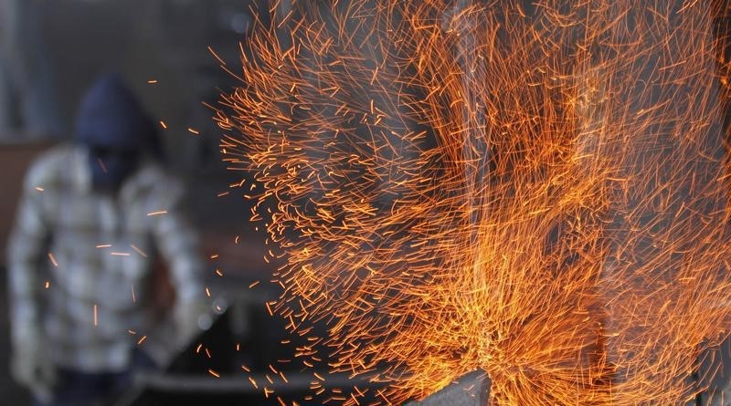 © Reuters. An employee works inside a steel rerolling mill at Chitra industrial area in Gujarat