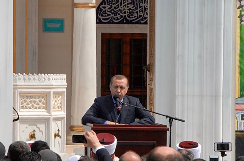 © Reuters. Turkish President Tayyip Erdogan speaks during a dedication ceremony for an Islamic mosque in Lanham, Maryland