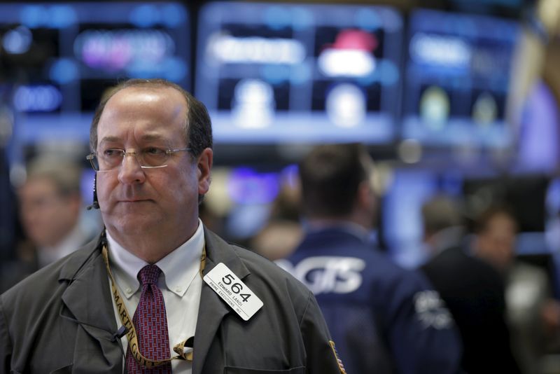 © Reuters. Traders work on the floor of the NYSE 