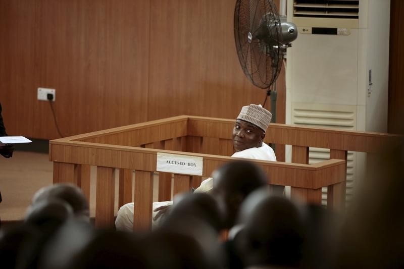 © Reuters. Nigeria Senate President Bukola Saraki seen in the dock at the Code of condult tribunal at Darki Biu, Jabi Abuja, 