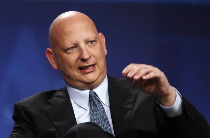 © Reuters. File photo of Steve Kuhn, then-co-chief investment officer of Pine River Capital Management, speaking at a panel discussion at the SALT conference in Las Vegas