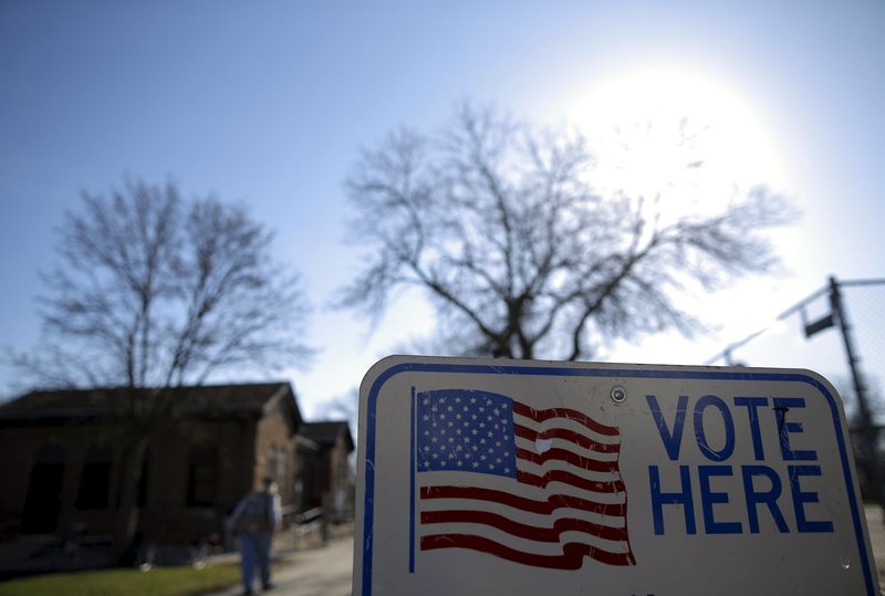 © Reuters. A voter arrives to cast their ballot in the Wisconsin presidential primary election at a voting station in Milwaukee