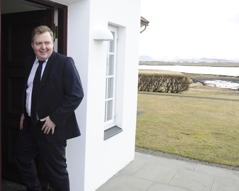© Reuters. Iceland's Prime Minister Gunnlaugsson arrives at his residence in Reykjavik