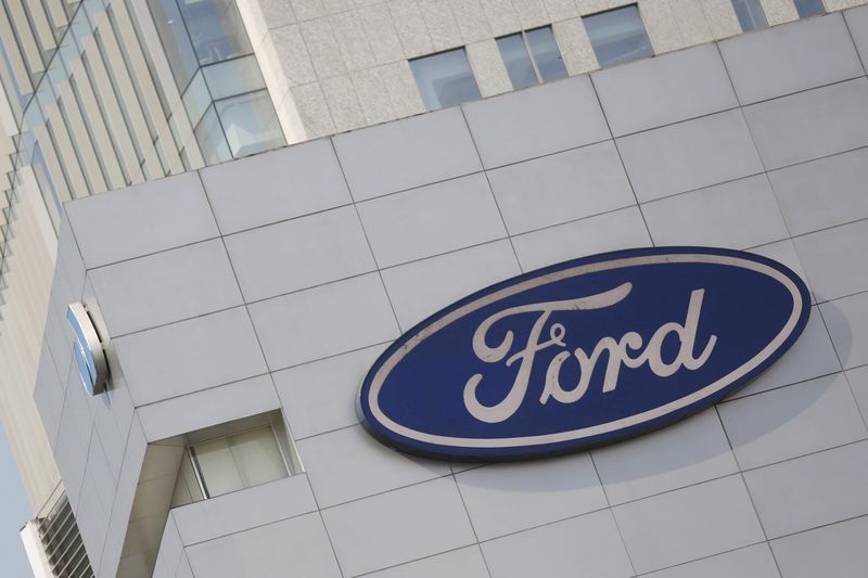 © Reuters. A Ford logo is pictured at a store of the automaker, in Mexico City