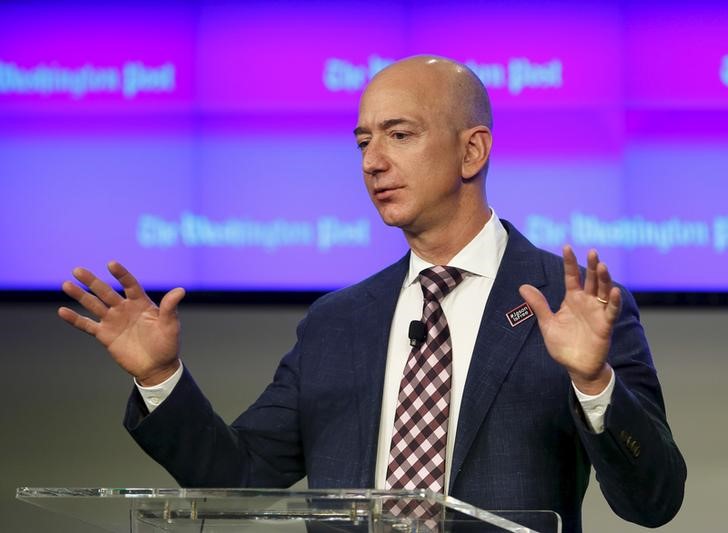 © Reuters. Jeff Bezos delivers remarks at the grand opening of the Washington Post newsroom in Washington January 28, 2016.