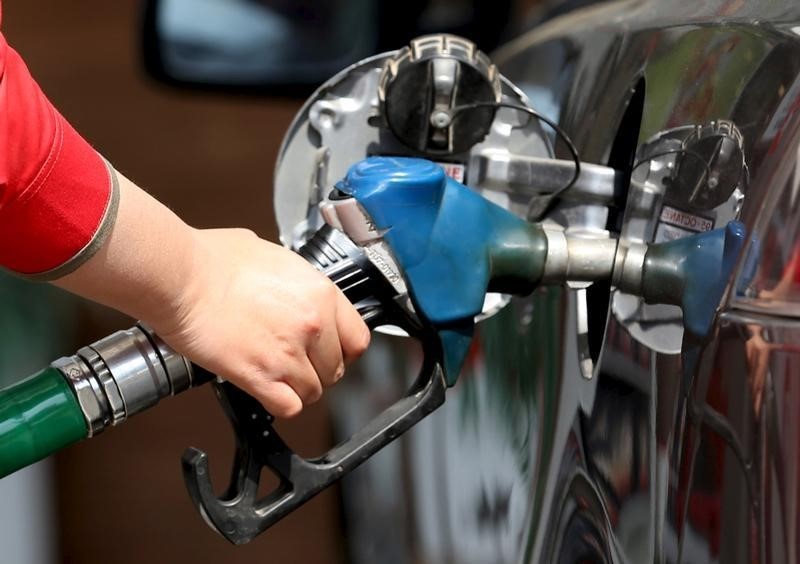 © Reuters. A female employee fills the tank of a car at a petrol station in Cairo