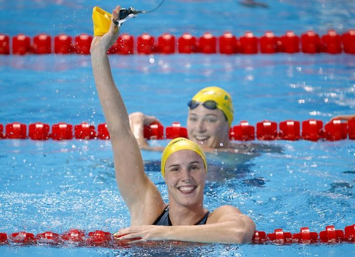 © Reuters. Campbell of Australia celebrates in front of her sister Cate after winning women's 50m freestyle final at Aquatics World Championships in Kazan