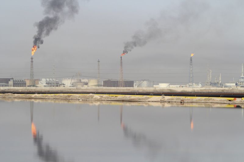 © Reuters. Нефтеперерабатывающий завод Аль-Шейба в Басре, Ирак  