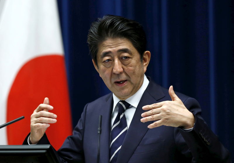 © Reuters. Japan's Prime Minister Abe attends a news conference at his official residence in Tokyo