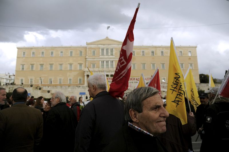 © Reuters. Protesters take part in a demonstration against planned pension reforms in central Athens