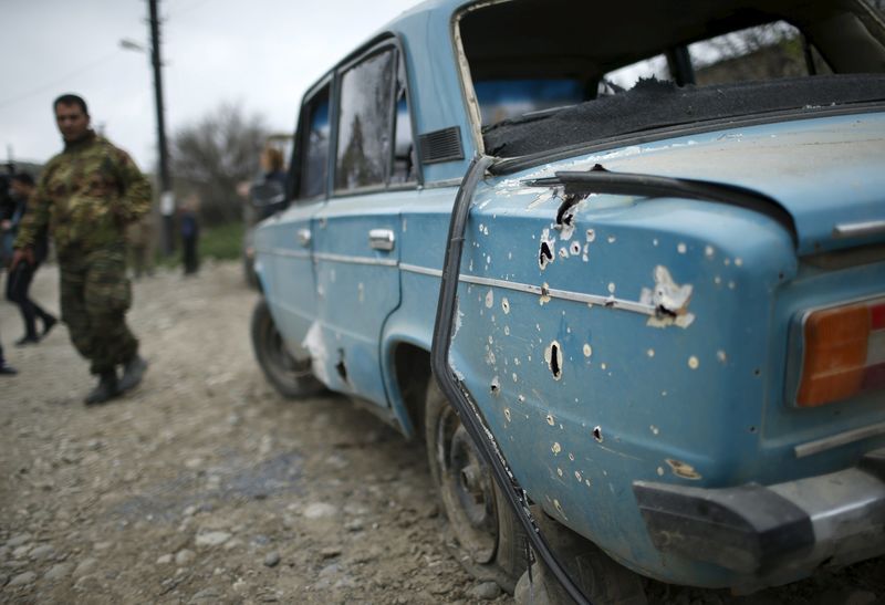 © Reuters. هدنة ناجورنو قرة باغ صامدة لكن السكان يخشون تجدد العنف
