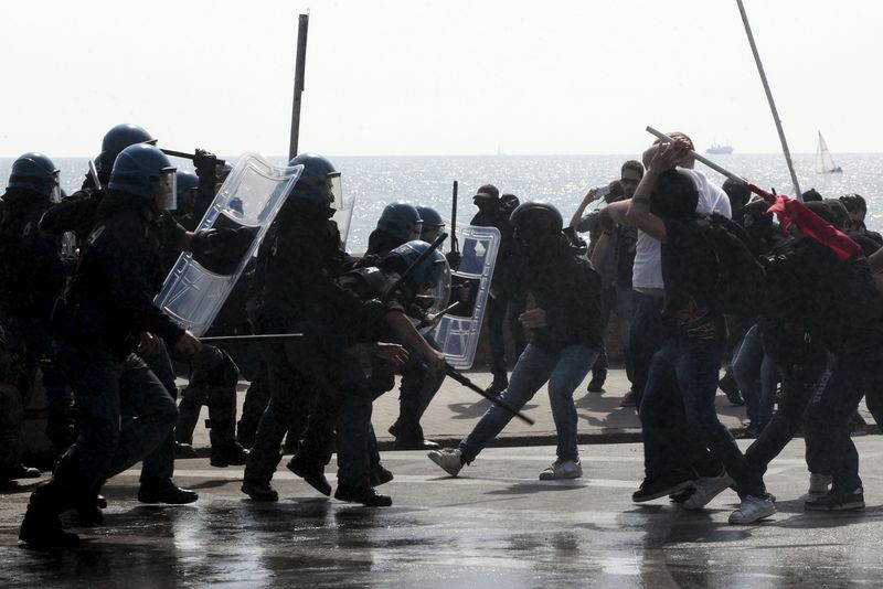 © Reuters. Manifestazione a Napoli contro il premier Matteo Renzi.