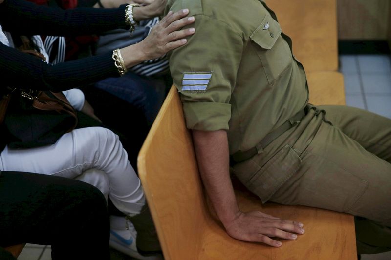 © Reuters. تحقيق-جريمة أم بطولة؟ الجندي الذي قتل فلسطينيا مصابا يثير أسئلة أخلاقية في إسرائيل