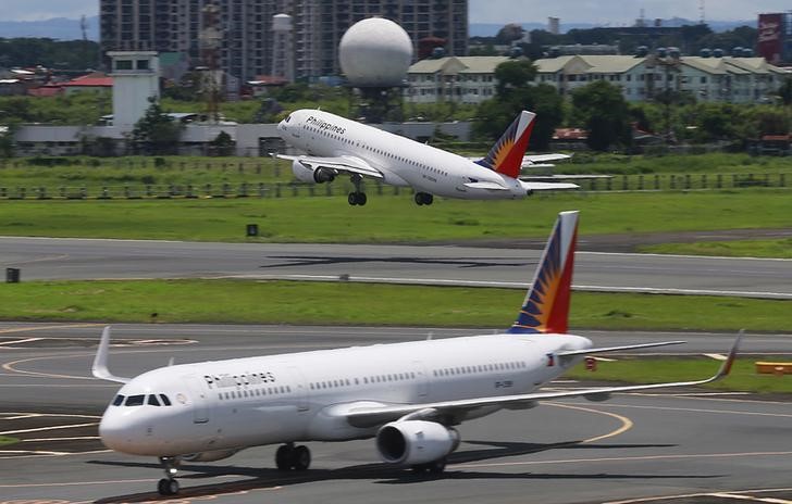 © Reuters. نمو حركة السفر بالطائرات في 2015 بنسبة 6.8 %